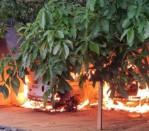 Homem expulso de festa coloca fogo em duas viaturas da PM