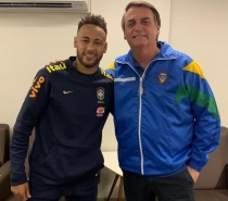 Bolsonaro visita Neymar em hospital após jogo do Brasil em Brasília