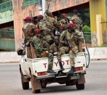 Golpe de Estado em Guiné: soldados afirmam que governo e Constituição estão destituídos, mas Ministério da Defesa nega