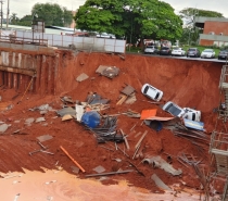 Cratera engole carros em Brasília após chuva