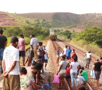 Ribeirinhos bloqueiam ferrovia no Leste de Minas após redução no auxílio aos atingidos pela tragédia de Mariana