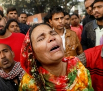 Incêndio em fábrica na Índia mata dezenas de pessoas