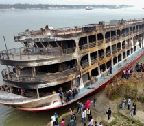 Incêndio em barco deixa 37 mortos em Bangladesh