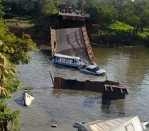 Veículos caem no rio após ponte desabar na BR-319 no Amazonas