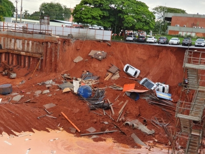 Cratera engole carros em Brasília após chuva
