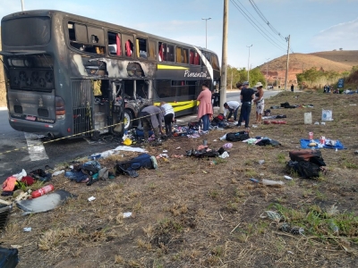 Ônibus de turismo que seguia de Minas para Bahia pega fogo na BR-116